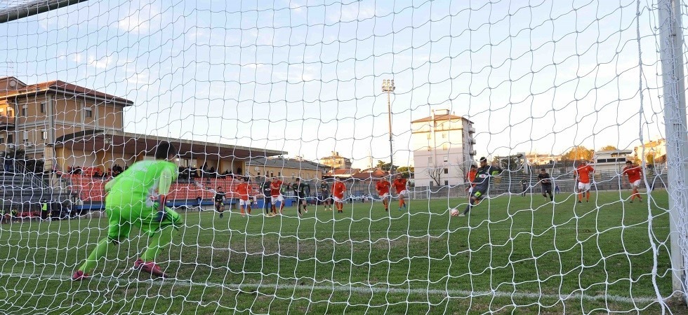 Il rigore trasformato da Daniele Ferri Marini (Foto di Carmelo Ossanna) Il rigore trasformato da Daniele Ferri Marini (Foto di Carmelo Ossanna)
